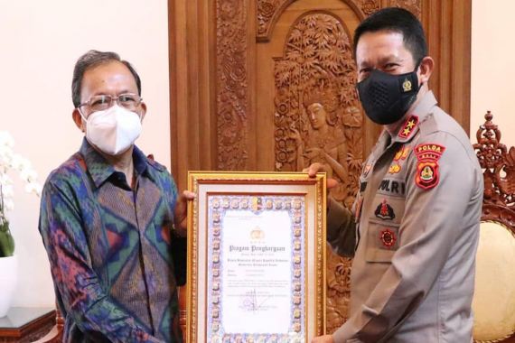 Bali Patut Berbangga, Koster Diganjar Pin Emas Jenderal Listyo Prabowo, Ternyata Karena Ini - JPNN.COM