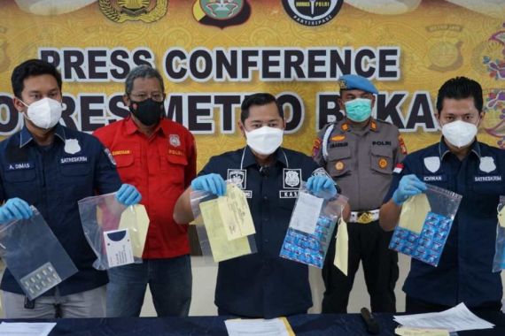 4 Pegawai Apotek di Bekasi Ditangkap Polisi, Nasibnya Masih Mujur - JPNN.COM