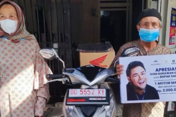 Kakek Safarudin Nekat Bersepeda 15 KM Demi Divaksin, Ivan Gunawan Beri Hadiah Ini - JPNN.COM