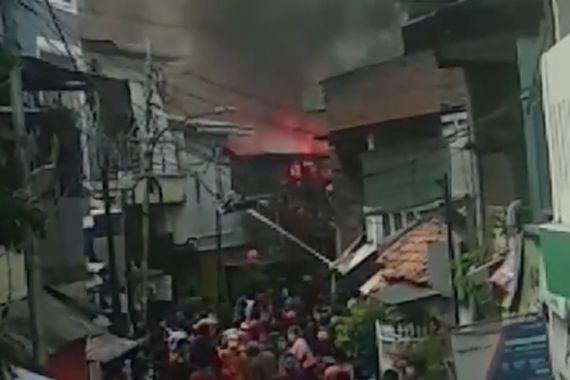 10 Rumah di Tanah Abang Terbakar, Kerugian Mencapai Miliaran Rupiah - JPNN.COM