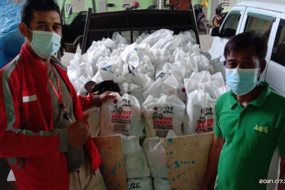 Taruna Merah Putih Bagikan 1.000 Paket Sembako Kepada Warga Terdampak Pandemi di Jabodetabek - JPNN.COM