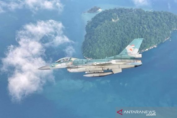 Lihat, Pesawat Tempur F-16 TNI AU Terbang di Atas Selat Malaka dan Karimata - JPNN.COM