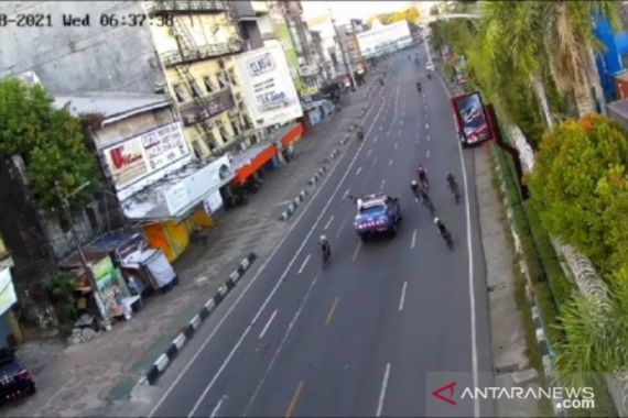 Mobil Pejabat Tabrak Pesepeda dan Kabur, Videonya Viral, Begini Jadinya - JPNN.COM