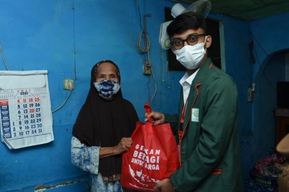 Komunitas Ini Gandeng BEM Nusantara Salurkan Bantuan untuk Warga Terdampak Covid-19 - JPNN.COM