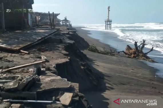 Gelombang Tinggi Mengancam Keselamatan, Ratusan Nelayan di Pantai Selatan Berhenti Melaut - JPNN.COM