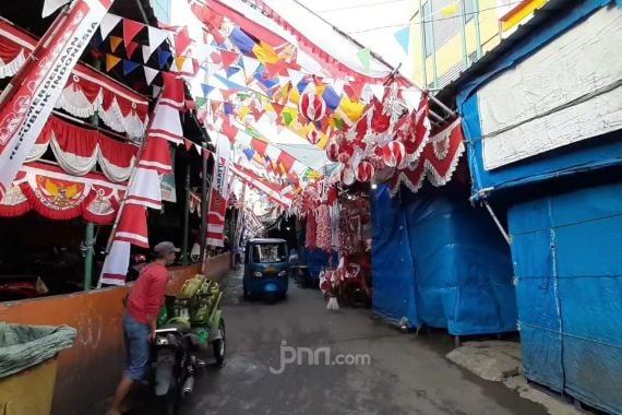 Jelang HUT ke-76 RI, Pasar Jatinegara Ramai Jual Serba-serbi Merah Putih - JPNN.COM