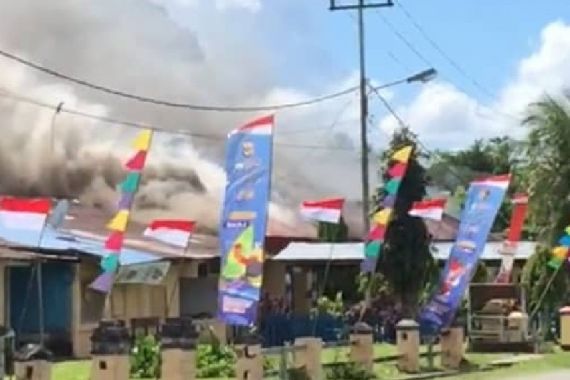 Detik-Detik Massa Menyerang dan Membakar Kantor Polsek Nimboran, Terungkap Pemicunya - JPNN.COM