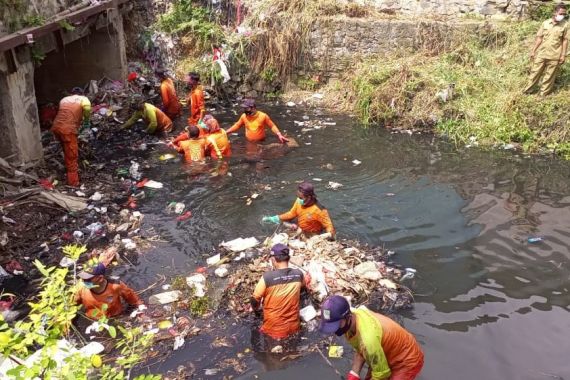 Tumpukan Sampah di Kali Busa Mencapai 5 Ton, Diangkut Secara Manual, Tuh Lihat - JPNN.COM