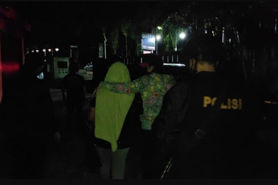 Pria Bersenjata Lengkap Masuk Kafe, Ada yang Sedang Begituan, Sontak Heboh - JPNN.COM