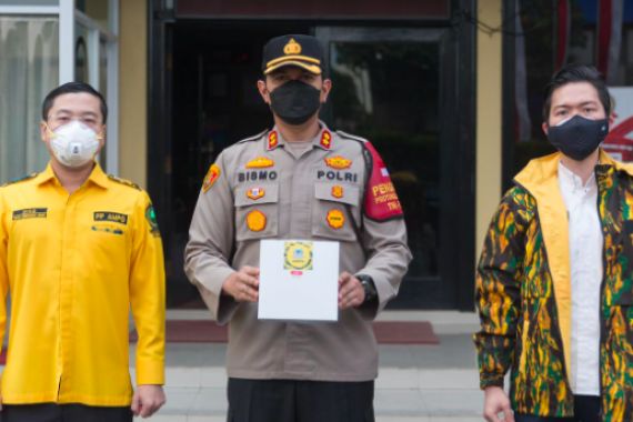 Lewat Kepolisian, AMPG Bagikan Ribuan Paket Nasi Siap Saji   - JPNN.COM