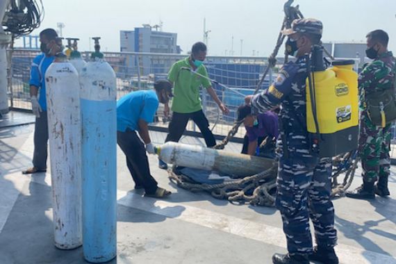 KRI dr. Soeharso-990 Layani Permintaan Oksigen dari Rumah Sakit di Semarang - JPNN.COM