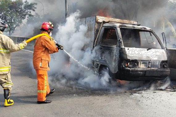 Mobil Boks Ludes Terbakar di Cilincing, Ini Penyebabnya - JPNN.COM