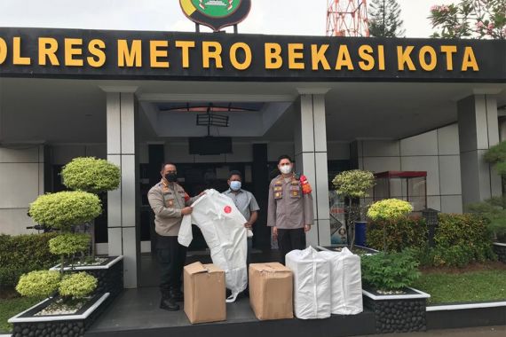 Waras Wasisto Serahkan Bantuan Ribuan APD Untuk Polres Metro Bekasi Kota - JPNN.COM