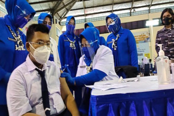 Jalasenastri TNI AL Seskoal Gelar Serbuan Vaksinasi Untuk Pelajar Usia 12-17 Tahun - JPNN.COM