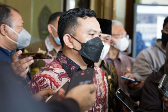 Jawa Barat Punya Divisi Khusus Percepatan Vaksinasi, Ada Konsep Vaksin Gendong - JPNN.COM
