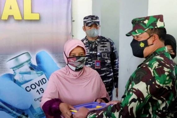 Laksamana Yudo Pimpin Serbuan Vaksin TNI AL di Sumedang, Bupati Dony Sangat Senang - JPNN.COM