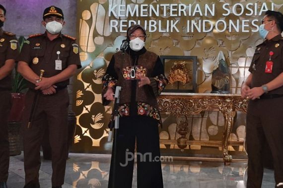 Miliaran Dana PKH Ditilap 2 Pendamping Sosial, Simak Pernyataan Mensos Risma - JPNN.COM