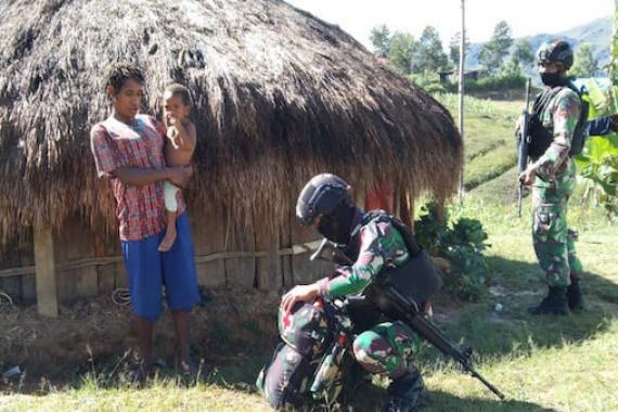 Satgas Yonif 751 Berikan Pengobatan Gratis Kepada Masyarakat Lanny Jaya Papua - JPNN.COM