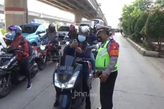 PPKM Level 4 Diperpanjang, Pos Penyekatan Kalimalang Padat - JPNN.COM