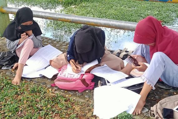 Jaringan Internet Sulit, Pelajar Terpaksa Belajar di Tepi Sungai, Pimpinan DPD RI Merespons Begini - JPNN.COM