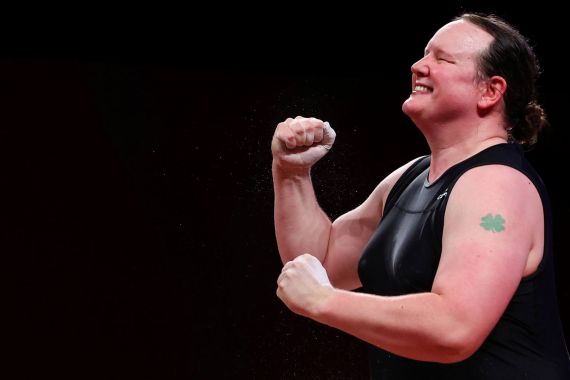 Lifter Transgender Laurel Hubbard Isyaratkan Pensiun Setelah Olimpiade Tokyo - JPNN.COM