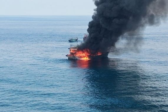 Kapal Nelayan Terbakar di Perairan Pulau Berhala, 1 ABK Meninggal Dunia, 2 Dilaporkan Hilang - JPNN.COM