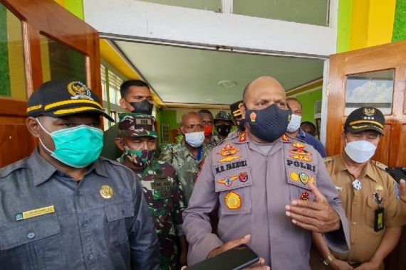 Irjen Fakhiri Tegaskan Mapolsek Nimboran yang Dibakar Massa segera Dibangun Lagi - JPNN.COM