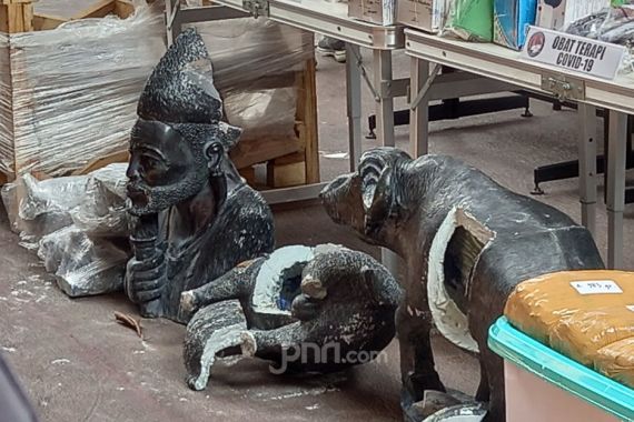 Patung-patung Binatang Ini Dihancurkan Polisi, Isinya Bikin Geleng Kepala - JPNN.COM