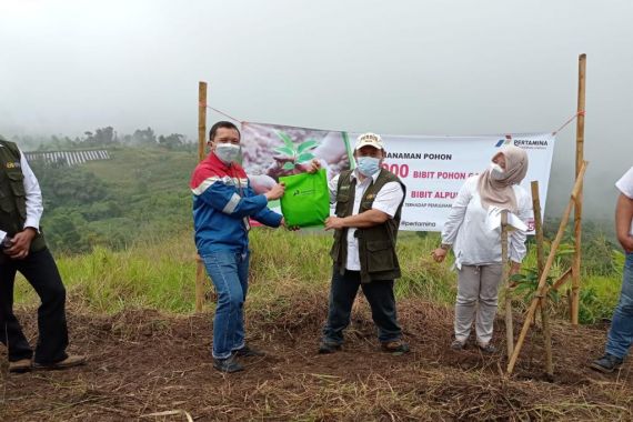 PGE Turun Tangan, Lahan Kritis di Tasikmalaya Diguyur Bibit Pohon - JPNN.COM