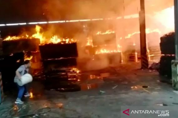 Kebakaran, Dua Gudang Triplek di Tangerang Kini Tinggal Arang - JPNN.COM
