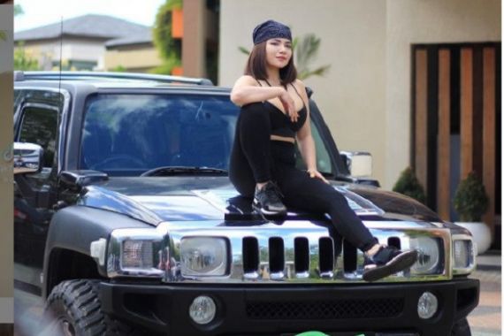 Sebelum Berurusan dengan Polisi, Dinar Candy Suka Pamer Pose di Depan Mobil Mewah - JPNN.COM