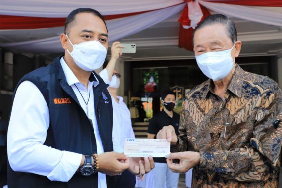 Heru Budi Hartono Serahkan Bantuan Rp 2 Miliar, Hati Wali Kota Surabaya Bergetar - JPNN.COM