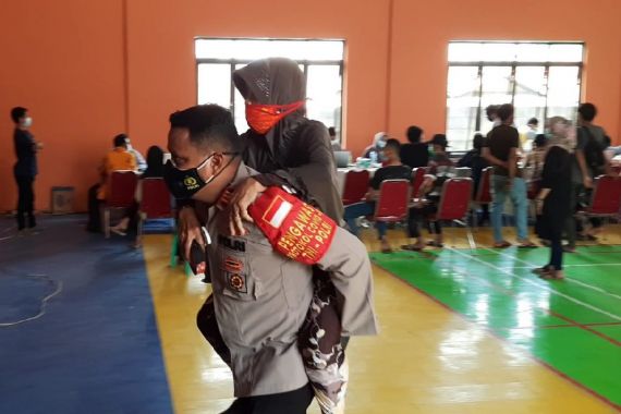 Aksi Pak Kapolsek Gendong Nenek Emah yang Ingin Divaksin, Lihat Fotonya - JPNN.COM