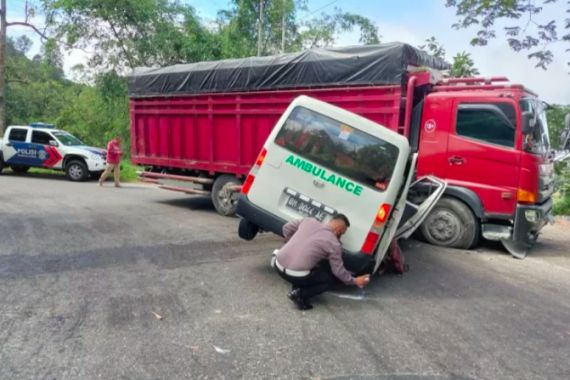 Ambulans Tabrakan dengan Truk, Sopir Meninggal di RSAM - JPNN.COM