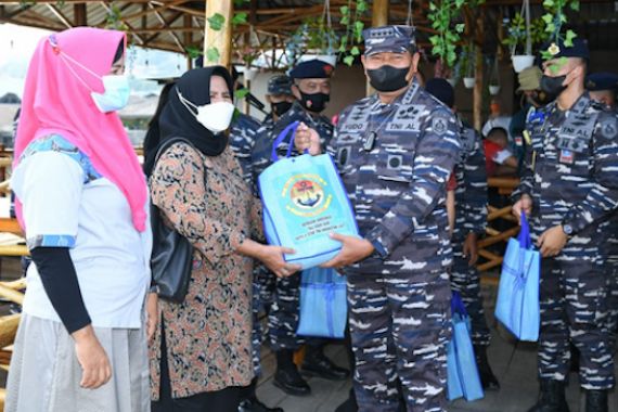 TNI AL Gelar Serbuan Vaksinasi kepada Masyarakat Maritim di Riau - JPNN.COM