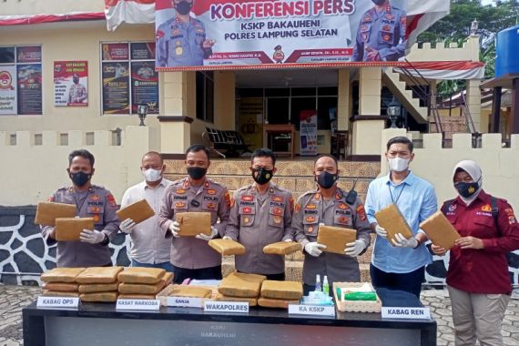 Modus Penyelundupan Ganja 28 Kilogram Sangat Rapi - JPNN.COM