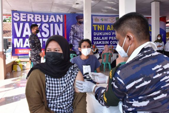 TNI AL Gelar Serbuan Vaksinasi Dosis Pertama untuk Masyarakat Pesisir di Subang, Rekor! - JPNN.COM