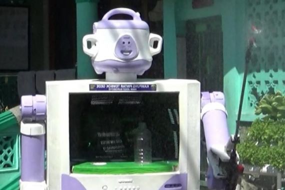 Keren, Warga Bubutan Rakit Robot untuk Semprot Disinfektan di Sekitar Lingkungan - JPNN.COM