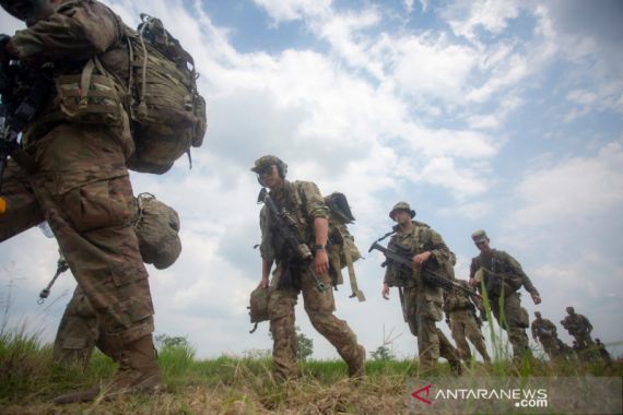 Lihat Itu, Sejumlah Tentara AS Usai Latihan Terjun Bersama Pasukan TNI AD - JPNN.COM