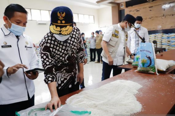 Legislator Jatim Minta Polisi Usut Kasus Bantuan Beras Berkutu - JPNN.COM