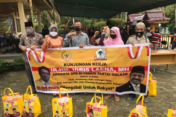Idris Laena Bagikan 3.000 Paket Bantuan bagi Warga Terdampak PPKM di Dapilnya - JPNN.COM