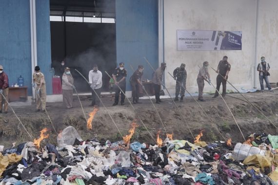 Bea Cukai Teluk Nibung Memusnahkan 1.567 Paket Pakaian Bekas dengan Cara Dibakar - JPNN.COM