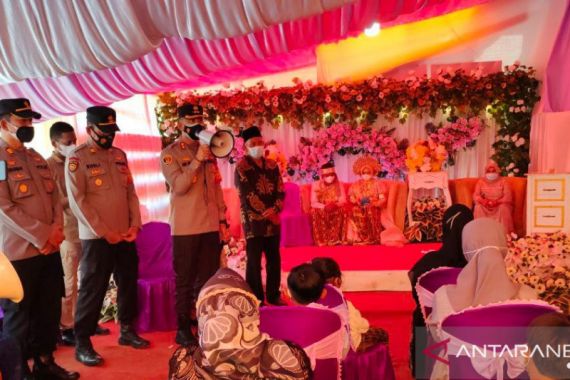 AKBP Andi Sinjaya Datang ke Pesta Pernikahan Warga, Ini yang Dilakukan - JPNN.COM
