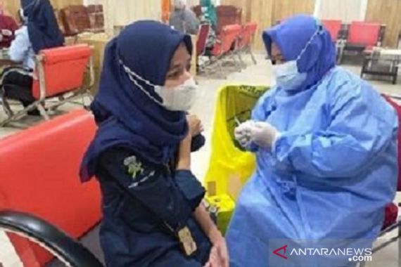1.979 Tenaga Kesehatan di Kubu Raya Menerima Vaksin Moderna - JPNN.COM