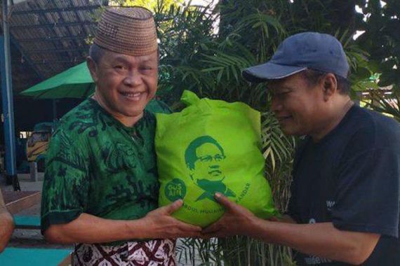 Terdampak Pandemi, Ratusan Pelaku Seni Terima Bantuan Sembako - JPNN.COM