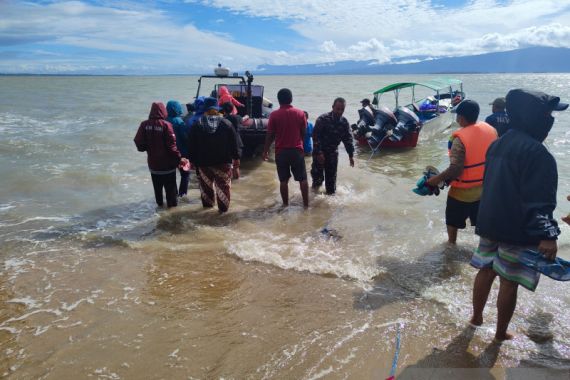 Perahu Alami Kebocoran di Laut,14 Nakes Ini Ditemukan Terdampar di Pulau Mandais - JPNN.COM