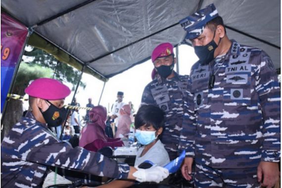 Korps Marinir TNI AL Gelar Serbuan Vaksinasi Kepada Masyarakat Maritim di Pulau Tidung - JPNN.COM