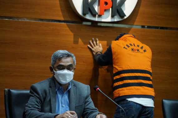 Paut Syakarin Ditangkap KPK, Lihat Itu, Dia Menunduk - JPNN.COM