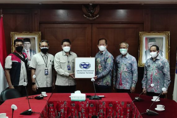 JICT Distribusikan 4.200 Paket Bantuan untuk Pasien Isoman di Jakarta Utara - JPNN.COM