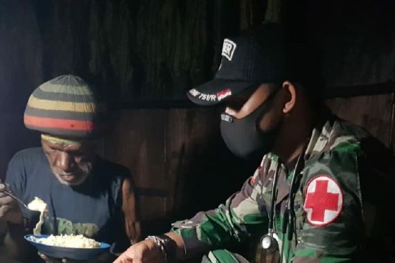Ada Warga Kesulitan dan Kelaparan, Prajurit TNI Langsung Bergerak Memberi Bantuan  - JPNN.COM